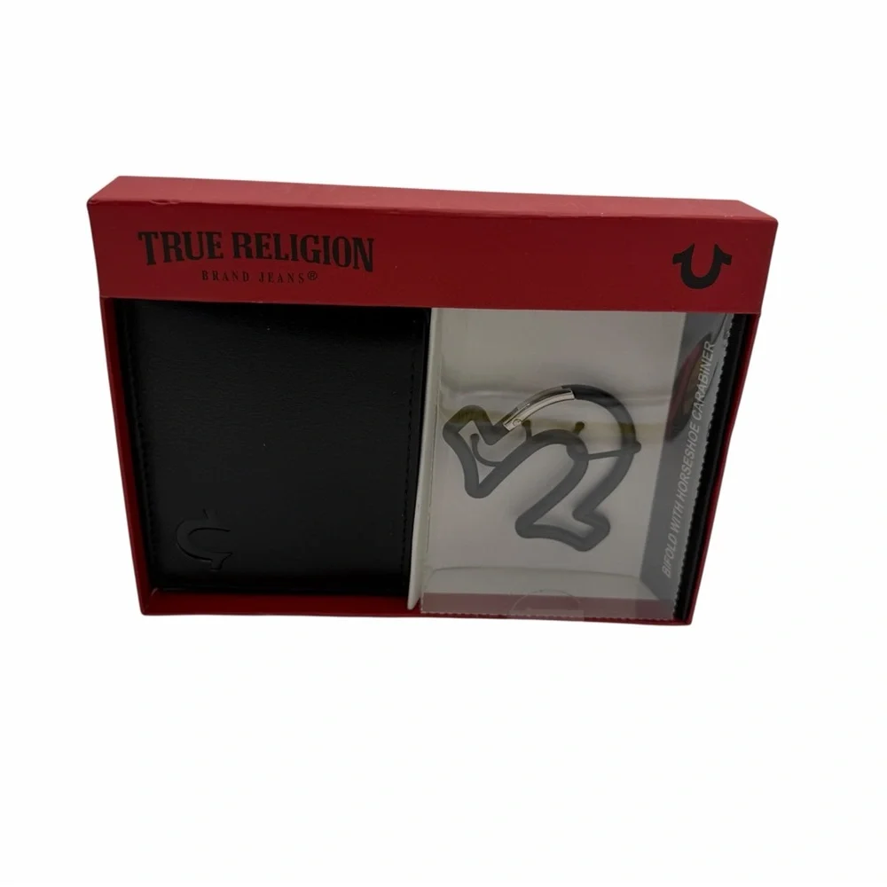 True Religion Genuine Leather Bifold Wallet & Horseshoe Carabiner Gift Set NIB